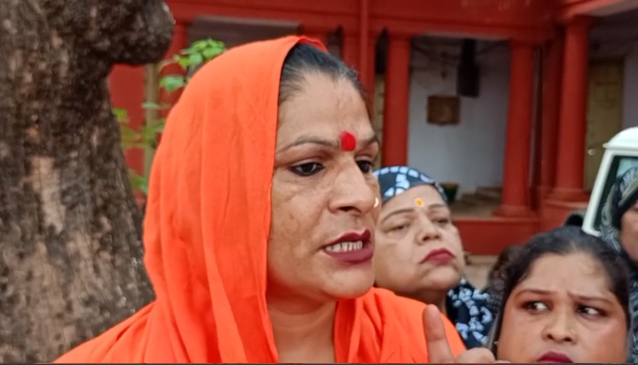 जनसुनवाई में पहुंचे किन्नर, ताली बजाकर मंगा इंसाफ