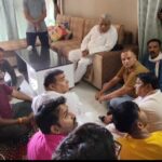 चौराहे पर मुर्दाबाद के नारे सुने, तो संतुष्टी पहुंचे पक्ष-विपक्ष के नेता, जताया शोक