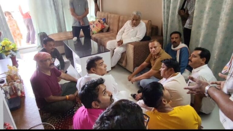 चौराहे पर मुर्दाबाद के नारे सुने, तो संतुष्टी पहुंचे पक्ष-विपक्ष के नेता, जताया शोक