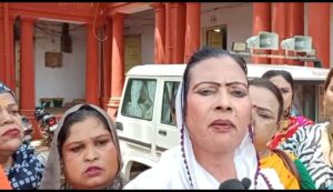 जनसुनवाई में पहुंचे किन्नर, ताली बजाकर मंगा इंसाफ