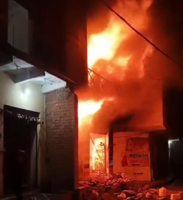 रेडीमेड की दुकान में भड़की आग, लाखों का नुकसान