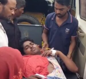 महिला को करता था मोबाइल पर परेशान, विरोध करने पर मारी कुल्हाड़ी