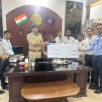 आरक्षक की ड्यूटी के दौरान हुई मौत, एसपी ने दिया परिजनों को 1 करोड़ का चेक