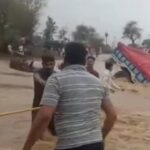 उफनते नाले में से निकाल रहे थे ट्रेक्टर ट्रॉली, बहाव में बह गया, रस्सी के सहारे बचाया