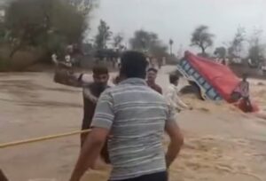 उफनते नाले में से निकाल रहे थे ट्रेक्टर ट्रॉली, बहाव में बह गया, रस्सी के सहारे बचाया