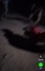 पंचायत सचिव अपने परिवार के साथ मिलकर एक महिला को बेरहमी से पीटा, वीडियो वायरल