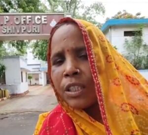 पंचायत सचिव अपने परिवार के साथ मिलकर एक महिला को बेरहमी से पीटा, वीडियो वायरल