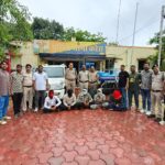 ले जा रहे थे चोरी का ट्रेक्टर, बीच में से पुलिस पकड़कर ले आई चोरों को