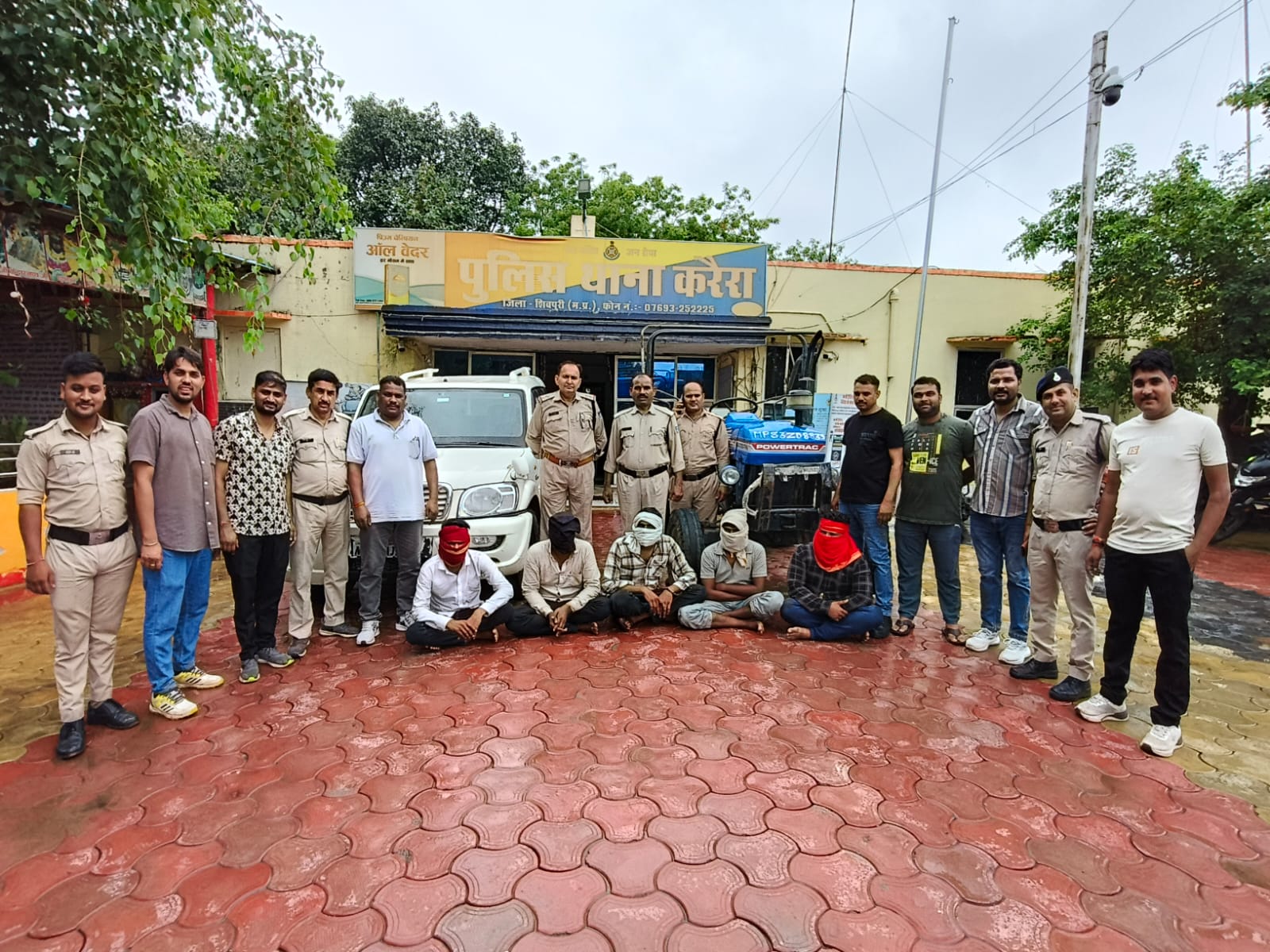 ले जा रहे थे चोरी का ट्रेक्टर, बीच में से पुलिस पकड़कर ले आई चोरों को