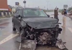 जिले में हुए दो सड़क हादसे, गाड़ियां हुईं क्षतिग्रस्त, टूटा बिजली का खंबा, वाहन सवार सुरक्षित