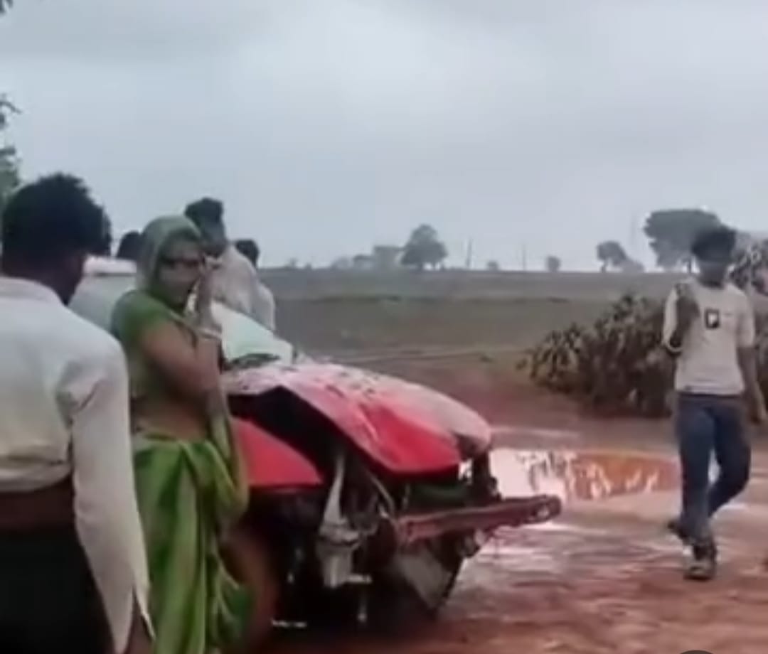 जिले में हुए दो सड़क हादसे, गाड़ियां हुईं क्षतिग्रस्त, टूटा बिजली का खंबा, वाहन सवार सुरक्षित