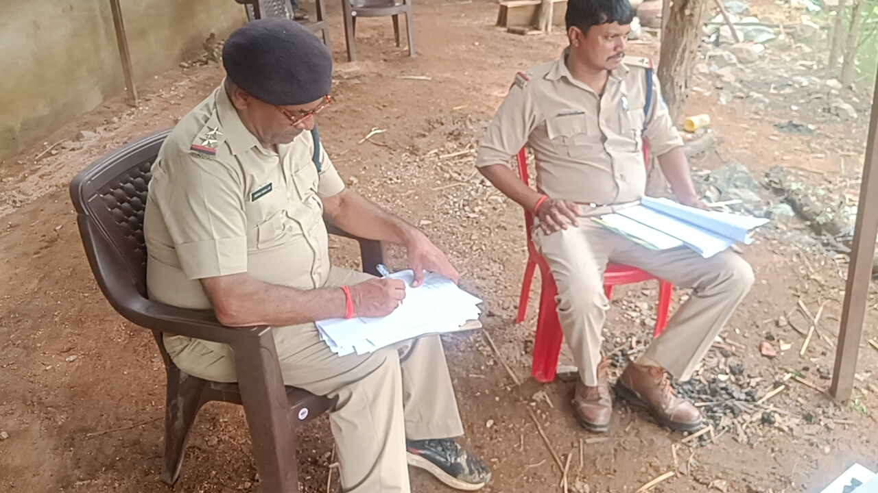 खेत में मक्का के साथ लहलहा रही थी गांजे की खेती, पुलिस ने की छापामारी
