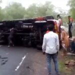 सामने आई गाय, बचाने के फेर में पलता ट्रक, गंभीर हादसा टला, लगा जाम