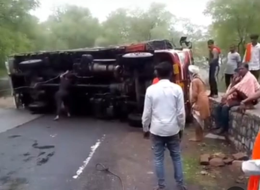 सामने आई गाय, बचाने के फेर में पलता ट्रक, गंभीर हादसा टला, लगा जाम