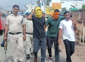 पूर्व सरपंच के घर फायरिंग करने वाले बदमाशों का पुलिस ने निकाला जुलूस