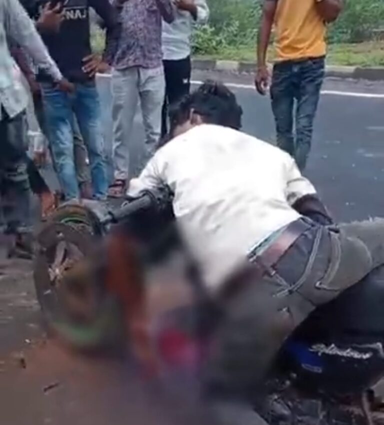 मुरम की जगह मिट्टी से भरे हाइवे के शोल्डर कट बाइक सवार स्लिप होकर ट्रक में घुसा