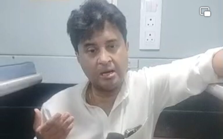 ग्वालियर से बेंगलौर के बीच शुरू हुई ट्रेन, केंद्रीय मंत्री ज्योतिरादित्य सिंधिया ट्रेन के साथ आए शिवपुरी रेलवे स्टेशन