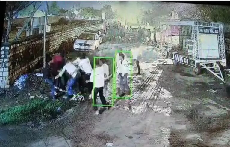 बीच बचाव करना पड़ा महंगा, पहुंचे अस्पताल, घटना सीसीटीवी में कैद