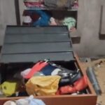 चोरी के बाद घर में बिखरा पड़ा सामान