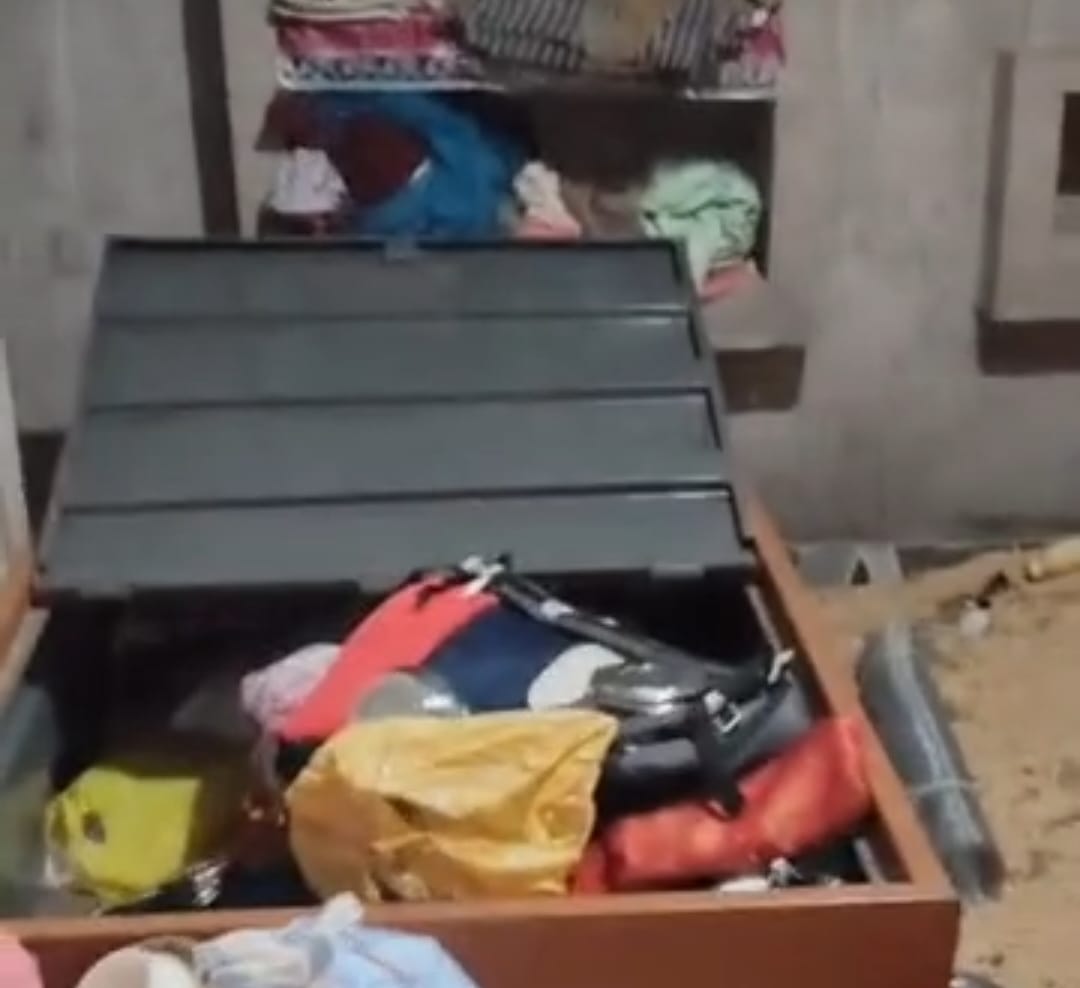 चोरी के बाद घर में बिखरा पड़ा सामान
