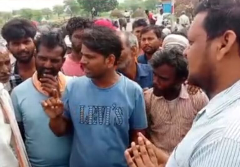 तीन माह का राशन सेल्समैन ने किया गायब, ग्रामीणों ने किया चक्काजाम