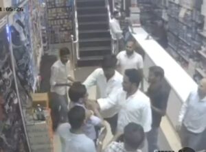 पूर्व राज्यमंत्री की कुर्सी चली गई, दादागिरी अभी भी जारी