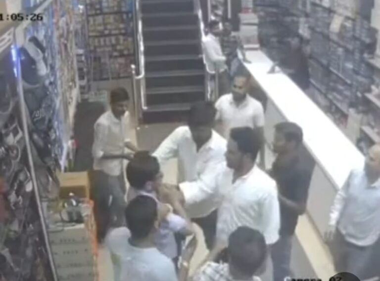 पूर्व राज्यमंत्री की कुर्सी चली गई, दादागिरी अभी भी जारी