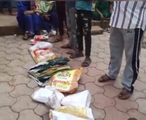 राशन न मिलने से गुस्साए लोगों ने बोरियों पर राशनकार्ड रखकर जताया विरोध