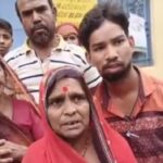 राशन न मिलने से गुस्साए लोगों ने बोरियों पर राशनकार्ड रखकर जताया विरोध