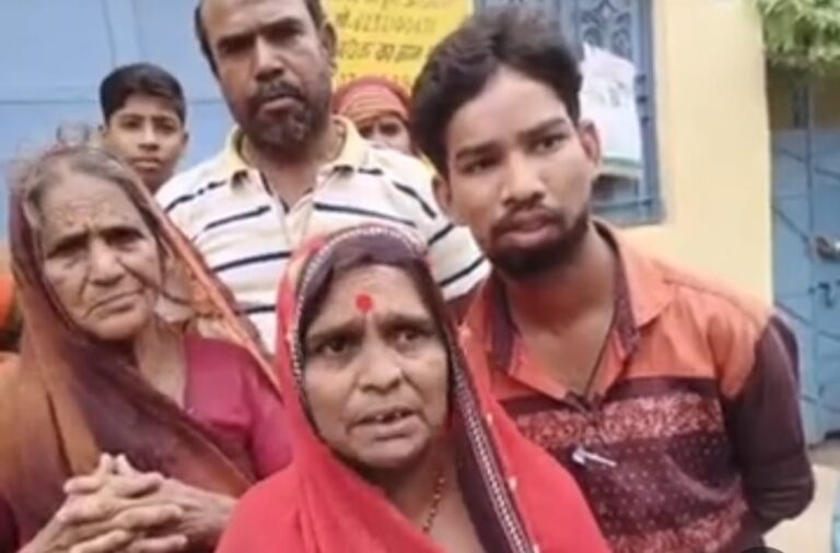 राशन न मिलने से गुस्साए लोगों ने बोरियों पर राशनकार्ड रखकर जताया विरोध