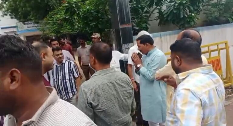 भतीजा और उसके दोस्त कर रहे रंगदारी, पूर्व राज्यमंत्री जोड़ रहे हाथ, मांग रहे माफी