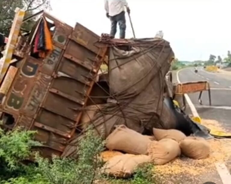 हाइवे पर पलटा मक्का से भरा ट्रक, ड्राइवर की हालत गंभीर
