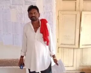 बैंक में जमा 4 लाख, नहीं मिल पाने से पत्नी का इलाज रुका