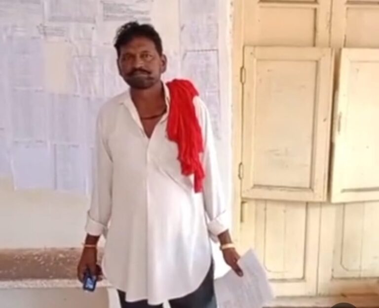 बैंक में जमा 4 लाख, नहीं मिल पाने से पत्नी का इलाज रुका