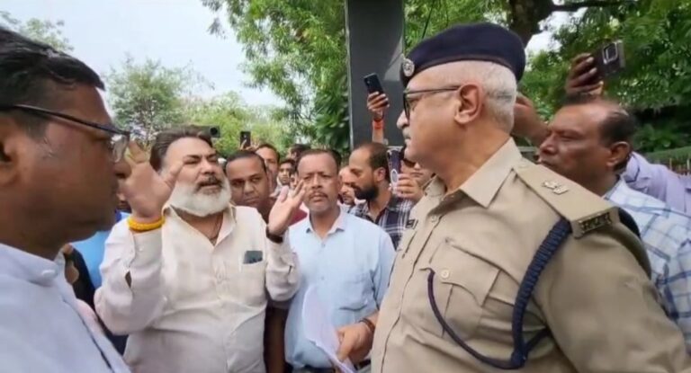 ठेकेदार पर दर्ज हुए मामलों में कार्यवाही करे पुलिस, राठौर समाज ने सौंपा ज्ञापन