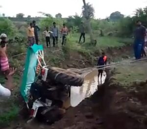 खेत पर जा रहा था बोवनी करने, नाले में पलटा ट्रेक्टर, कूदकर बचाई किसान ने जान