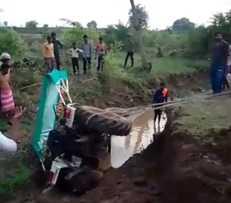 खेत पर जा रहा था बोवनी करने, नाले में पलटा ट्रेक्टर, कूदकर बचाई किसान ने जान