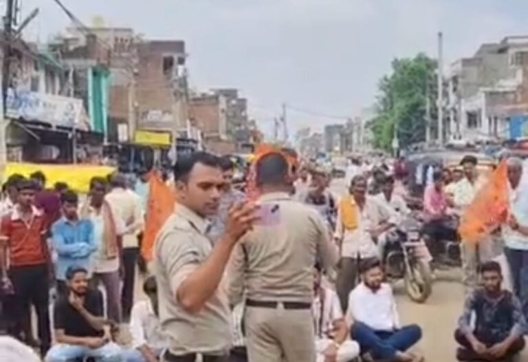 शासकीय कॉलेज तक की सड़क बनवाने अभाविप कार्यकर्ता आए सड़क पर