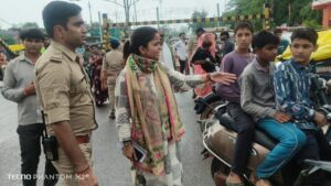 न्यायालय मोबाइल कोर्ट ने की वाहनों की चेकिंग, तीन सवारी, बिना हेलमेट पर किया चालान