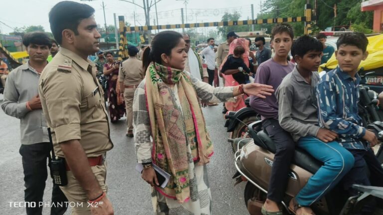 न्यायालय मोबाइल कोर्ट ने की वाहनों की चेकिंग, तीन सवारी, बिना हेलमेट पर किया चालान