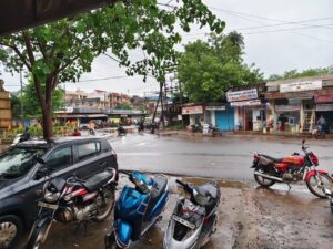 लगातार हो रही बारिश के बीच स्कूलों की कर दी छुट्टी, शनिवार को नहीं खुलेगा कोई स्कूल