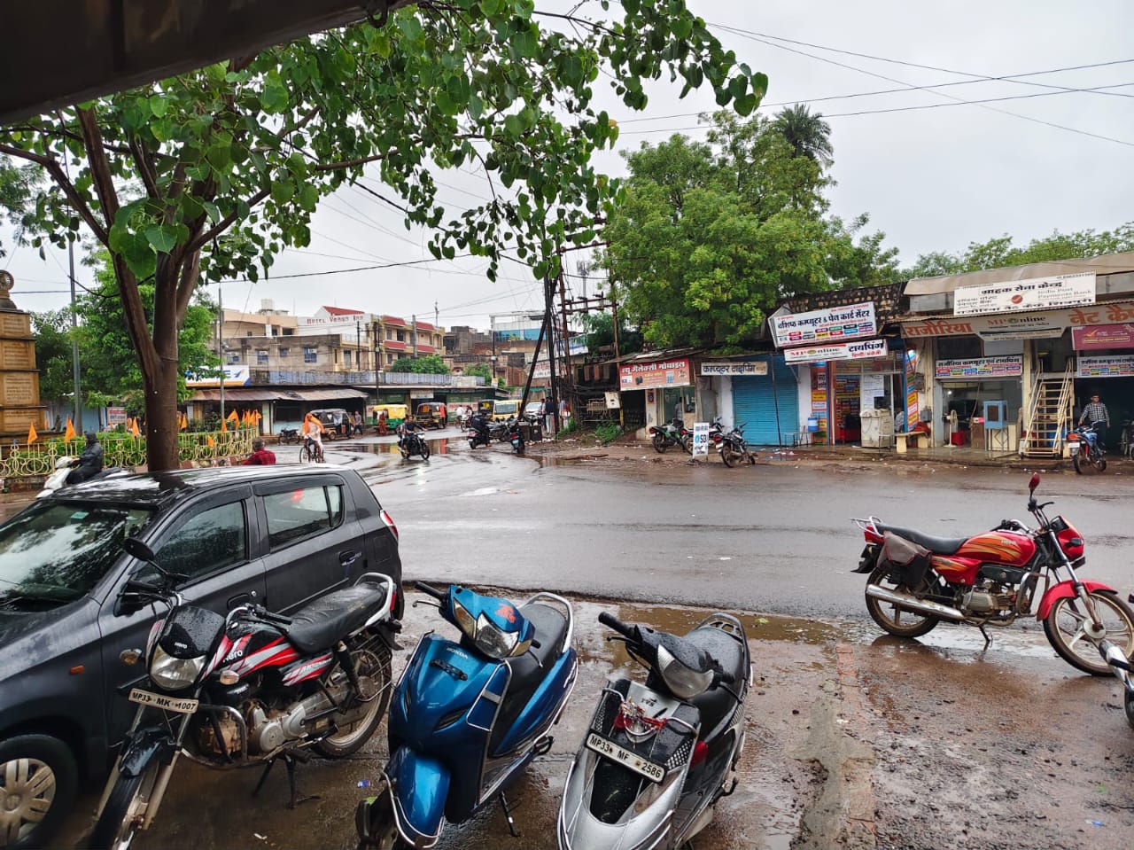 लगातार हो रही बारिश के बीच स्कूलों की कर दी छुट्टी, शनिवार को नहीं खुलेगा कोई स्कूल