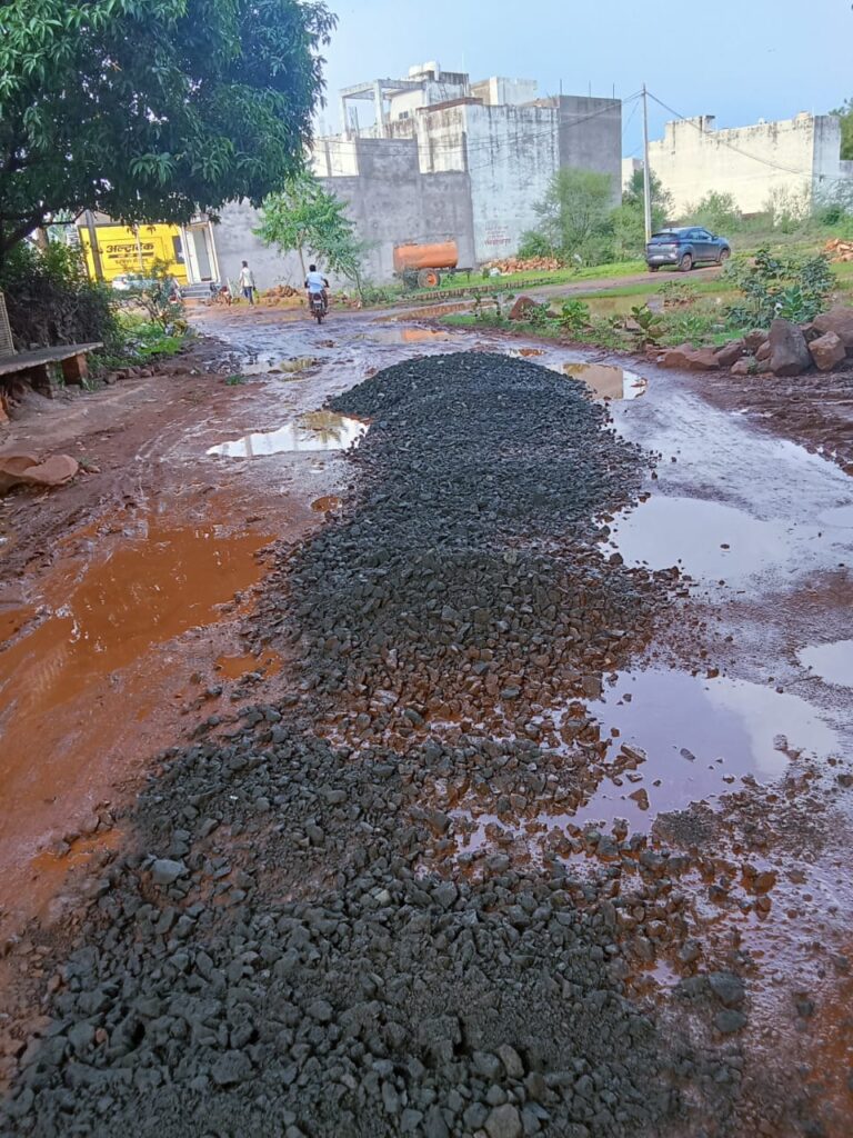 बरसात में भी निकाल लिया घोटाले का रास्ता: गिट्टी, डस्ट में कर दिया लाखों का खेल