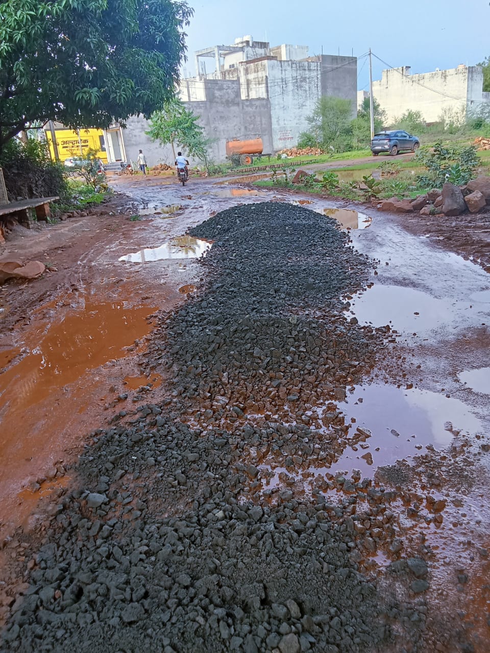 बरसात में भी निकाल लिया घोटाले का रास्ता: गिट्टी, डस्ट में कर दिया लाखों का खेल