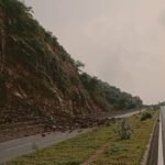 सावधान! कोटा-झांसी फोरलाइन पर कभी भी आपके ऊपर गिर सकता है पहाड़