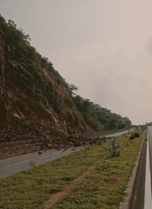सावधान! कोटा-झांसी फोरलाइन पर कभी भी आपके ऊपर गिर सकता है पहाड़