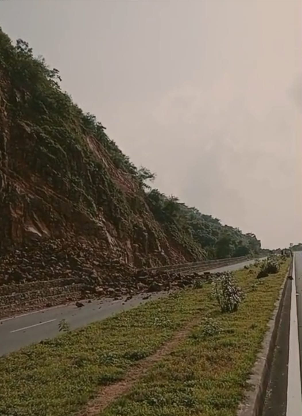 सावधान! कोटा-झांसी फोरलाइन पर कभी भी आपके ऊपर गिर सकता है पहाड़