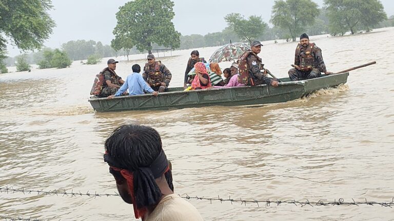 रेत के अवैध उत्खनन ने बदली सिंध की दिशा, एक दर्जन गांव में घुसा पानी, मदद को आई सेना