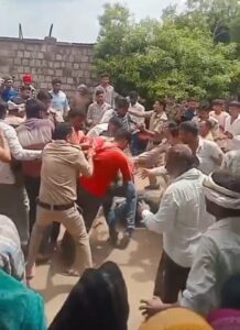 खाद का संकट: पहले मौसम ने मारा, और अब आपस में कर रहे मारपीट