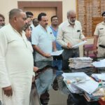 नपाध्यक्ष को कुर्सी से हटाने पार्षदों ने सौंपा कलेक्टर को अविश्वास प्रस्ताव का आवेदन